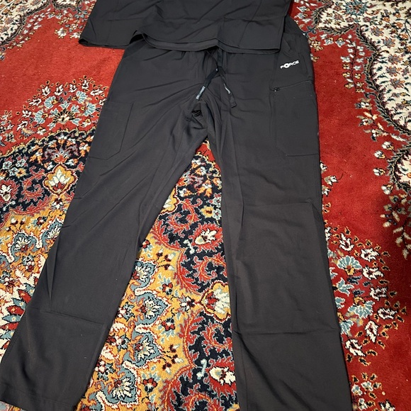 Force flex black L men’s scrub top - Picture 2 of 5